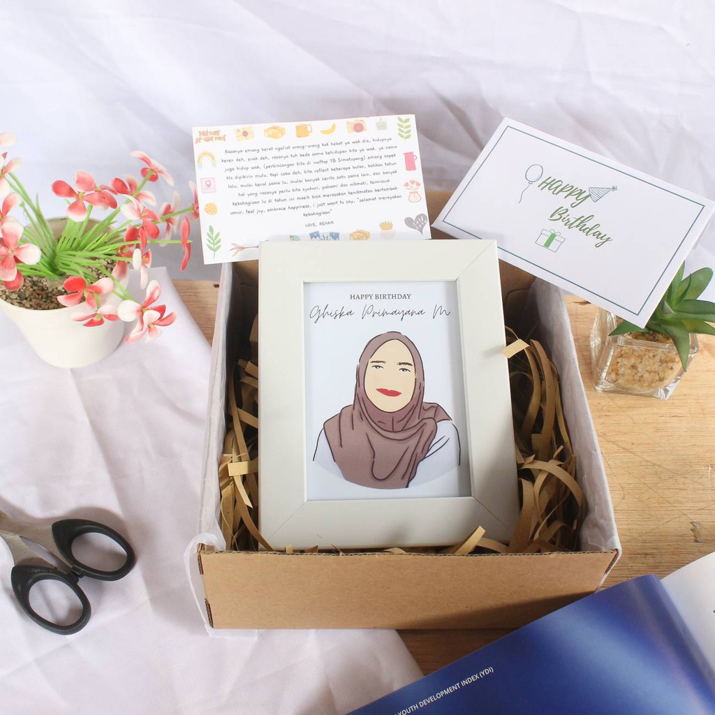 Gift Box Custom Kado Wisuda / Kado Ulang Tahun / Anniversary / Hampers Frame Custom Free Ilustration