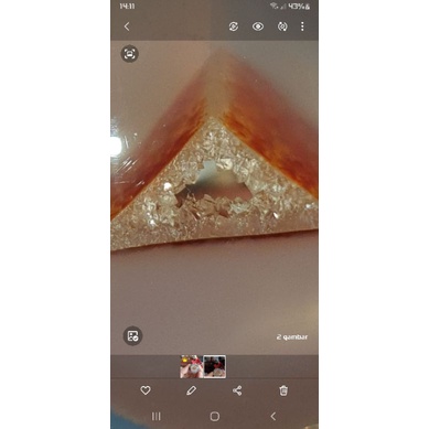 batu combong segitiga merah