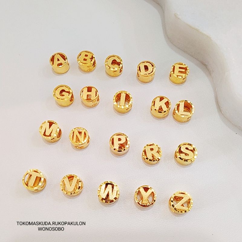 Liontin alphabet bulat (tanpa tali)