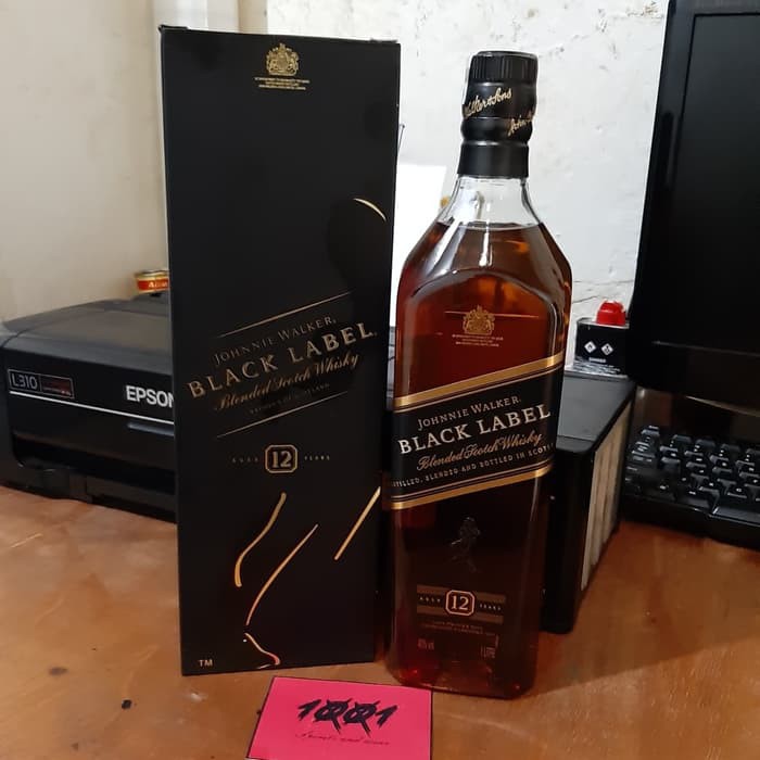 Блэк лейбл литр. Блэк лейбл 1л. Виски Блэк Наполеон. Коньяк Black Label. Black Label 1 литр.