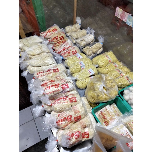 

Mie mateng,mentah,baso,kwetiaw,otak-otak,sambel,keripik