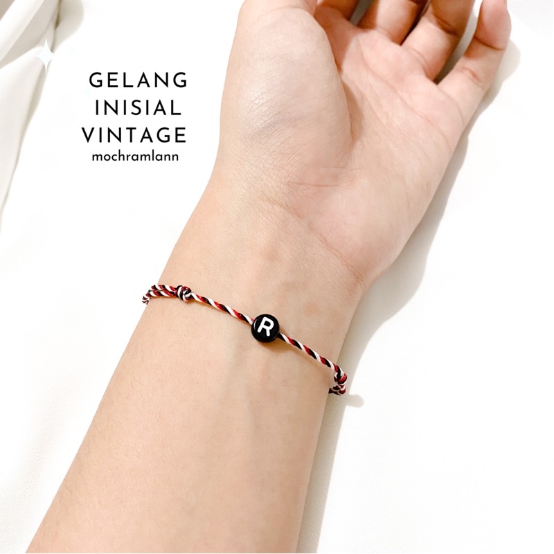 gelang inisial tali tridatu / gelang huruf bisa couple / gelang aesthetic / by mochramlann