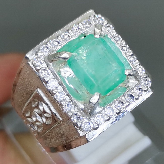 Batu Permata Alam Hijau Zamrud Kristal Bening Asli Bersertifikat