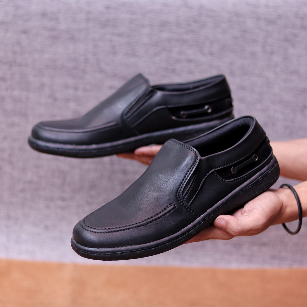 MOLK Sepatu Kasual Slip On Pria Hitam Semi Formal Sepatu Kulit Sintetik Kerja Kantor Kuliah Simple Murah Anti Slip