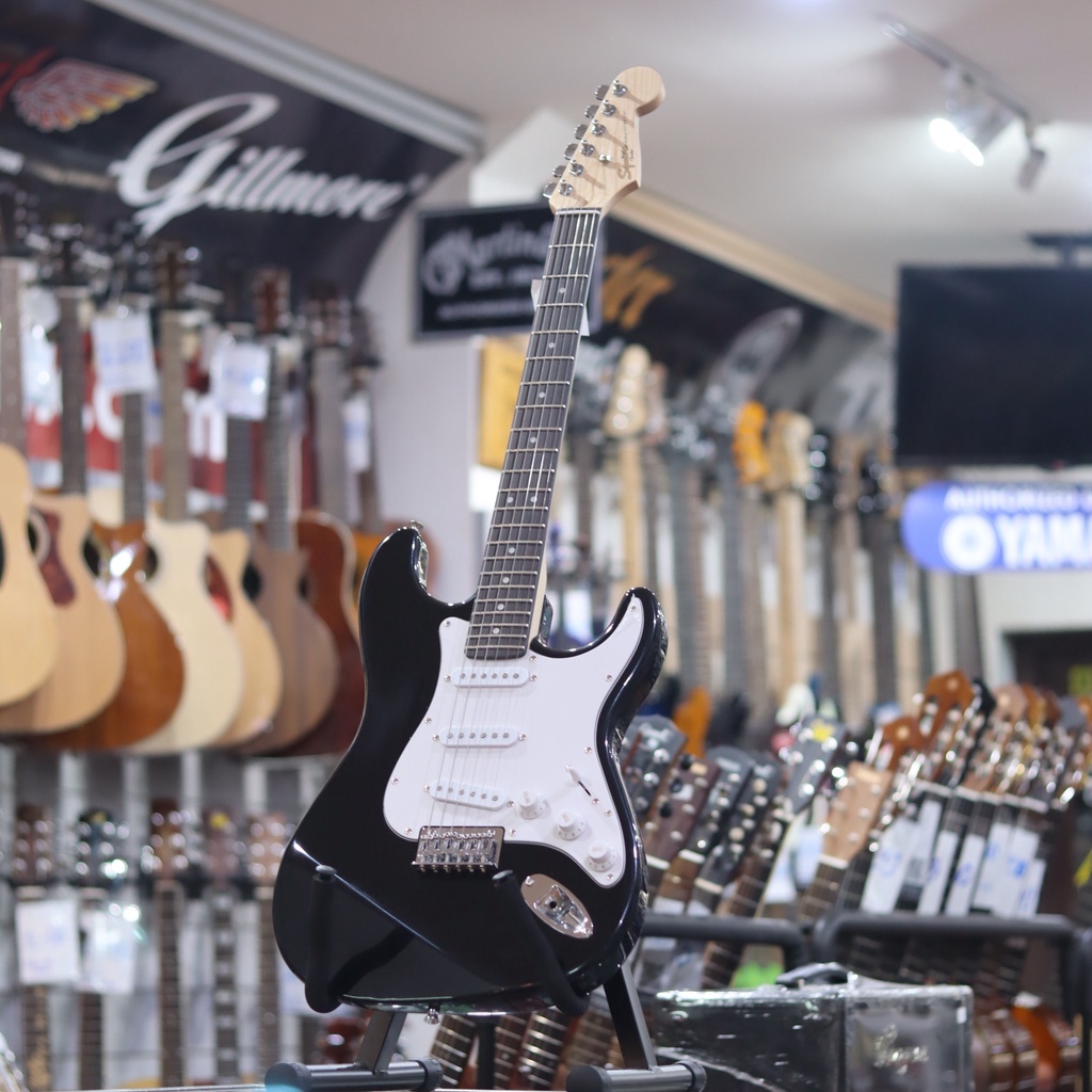 Squier Stratocaster Hardtail Black Pauferro MM - Gitar Elektrik Strato