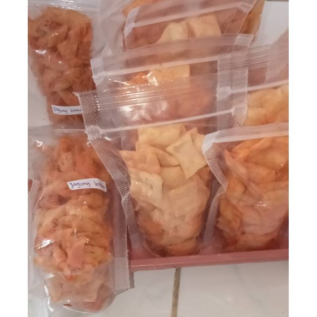 

Cemilan/keripik/pangsit goreng