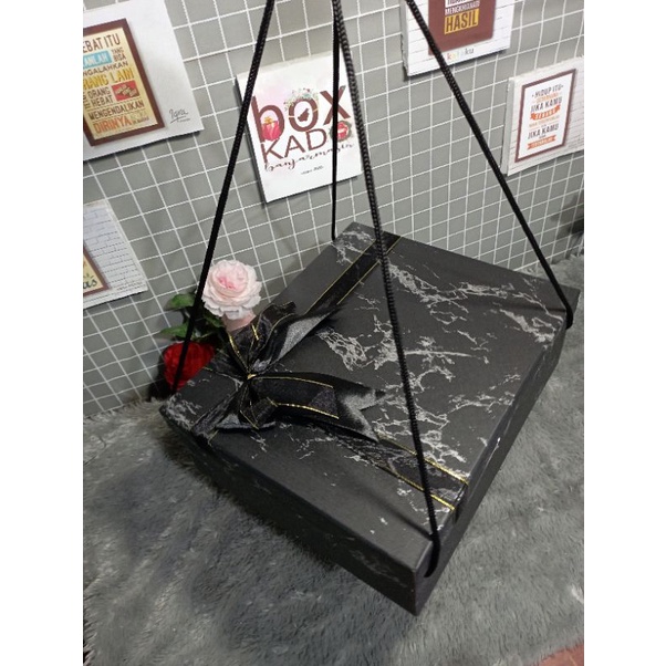 

Box Tali + Ucapan bisa req Ucapan Ukuran 30cmx25cm tinggi 10Cm by box kado bjm