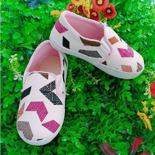 sepatu anak perempuan slip-on Arrow murah