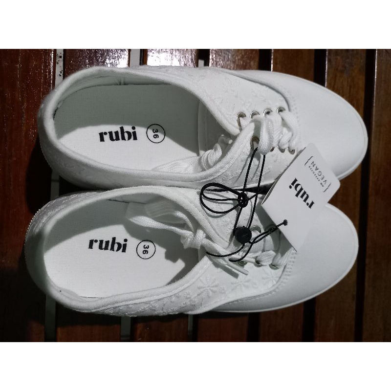 Sepatu Rubi putih bordir/ Rubi shoes