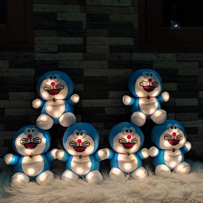 Boneka Doraemon Mini Lucu Imut Gemesin/ Boneka Doraemon Mini Wisuda Murah Bisa Nyala Ada Lampu LED nya Mainan Boneka Anak SNI