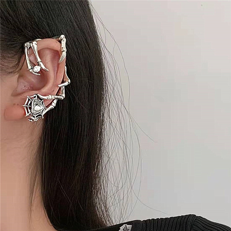 Anting Bentuk Cakar Setan Gaya Retro