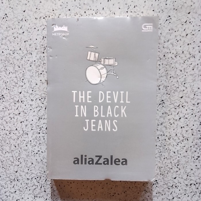 Buku Novel THE DEVIL IN BLACK JEANS - Alia Zelea
