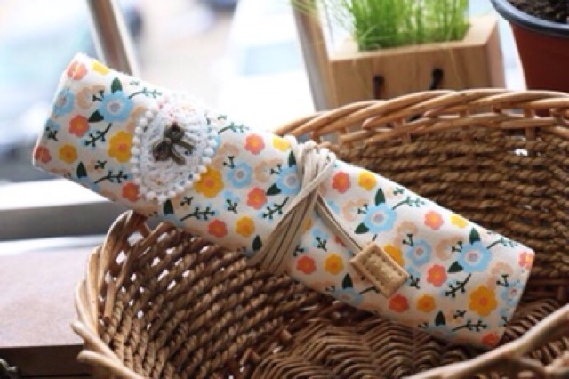 FLORAL ROLL POUCH