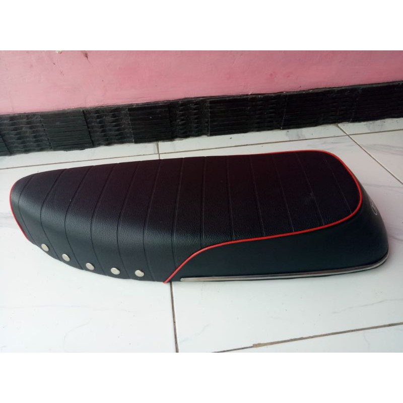Jok C70 model prahu hitam benik strip merah