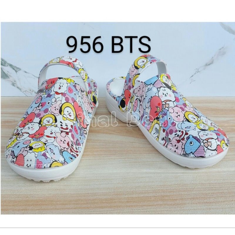 Sandal Baim Motif Kartun Printing, Sandal Kodok Model Crocs BTS Pria Wanita 956 36-40 Sandal Medis Labs, Sandal Hotel, Sandal Rumah