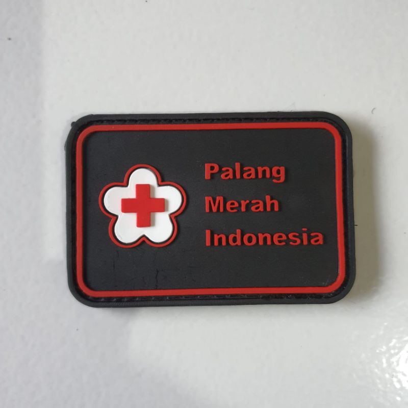 patch rubber logo pmi / palang merah indonesia / dasar hitam / tempelan emblem karet velcro