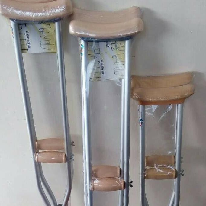 Alat bantu jalan tongkat ketiak untuk patah tulang kaki