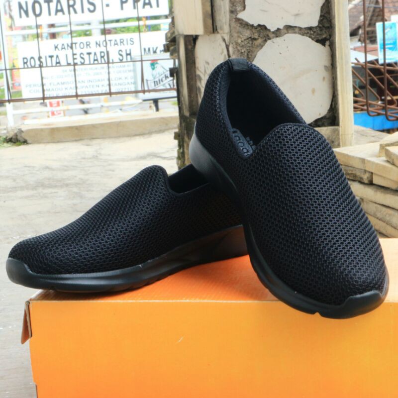 SEPATU SLIP ON KANVAS OLAHRAGA RUNNING LARI WARNA HITAM PUTIH BIRU DONGKER NAVY