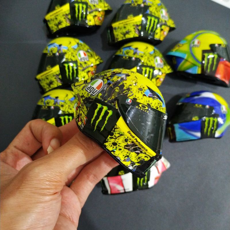 Miniatur helm valentino rossi skala 1:5