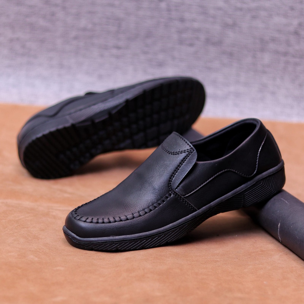 GOAT Sepatu Kasual Slip On Pria Hitam Semi Formal Sepatu Kulit Sintetik Kerja Kantor Kuliah Simple Murah Anti Slip