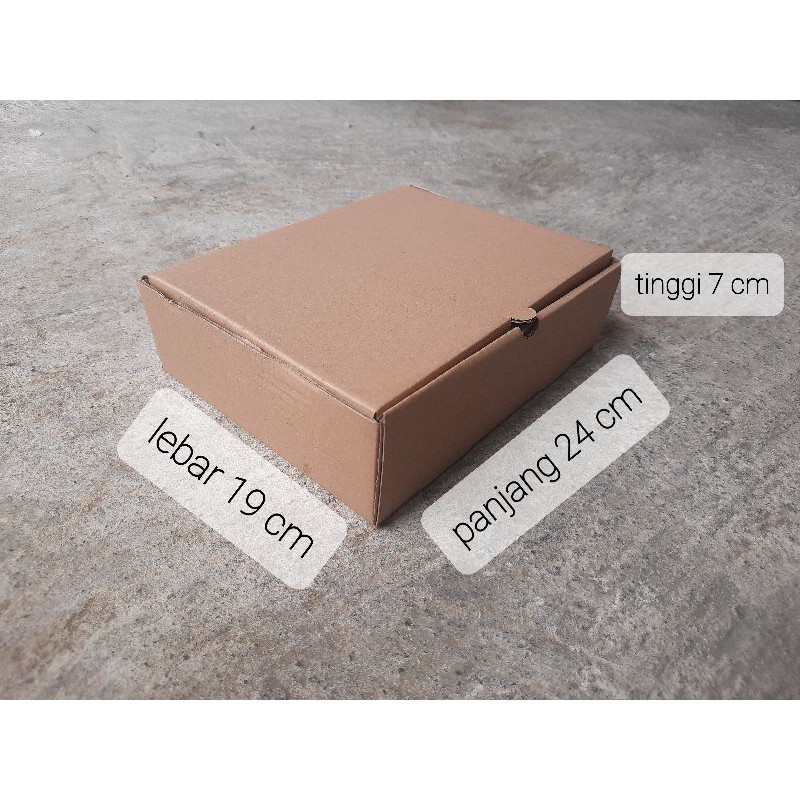 

kardus custom kostum kemasan rapi ukuran panjang 24 cm lebar 19 cm tinggi 7 cm isi 50 pc