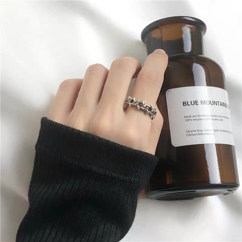 Cincin Model Terbuka Bahan Metal Desain Bintang Hollow Gaya Vintage Untuk Wanita