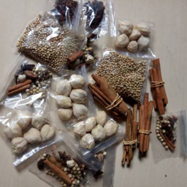 

Bumbu dapur rempah-rempah / bungkus