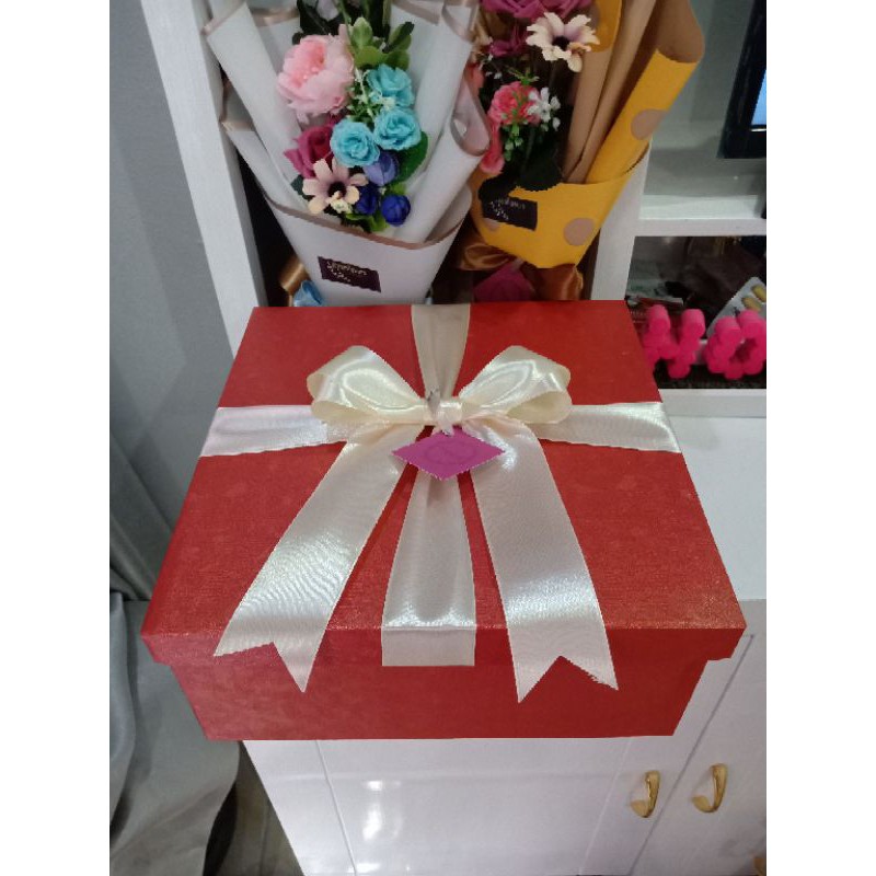 

Kotak kado / kotak gift /box kado super tebal ukuran 25x25x10cm