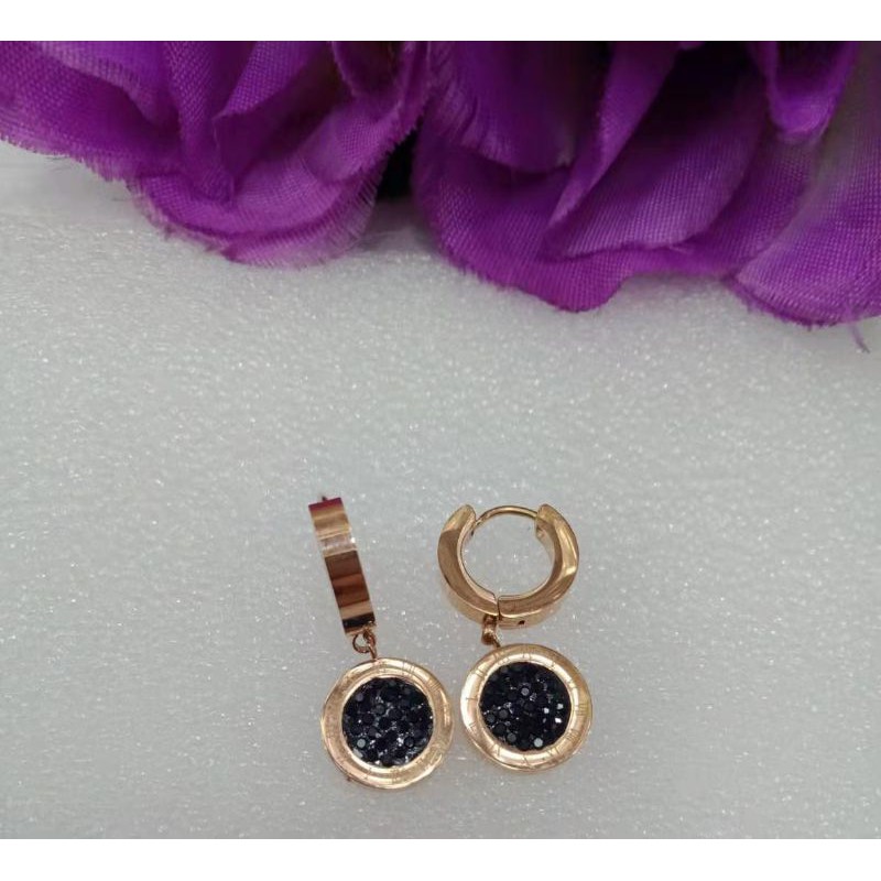 Anting titanium mata hitam