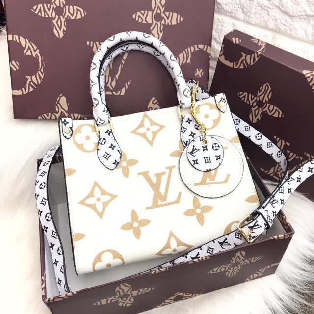 Tas Louis vuitton free box import semprem slempang wanita