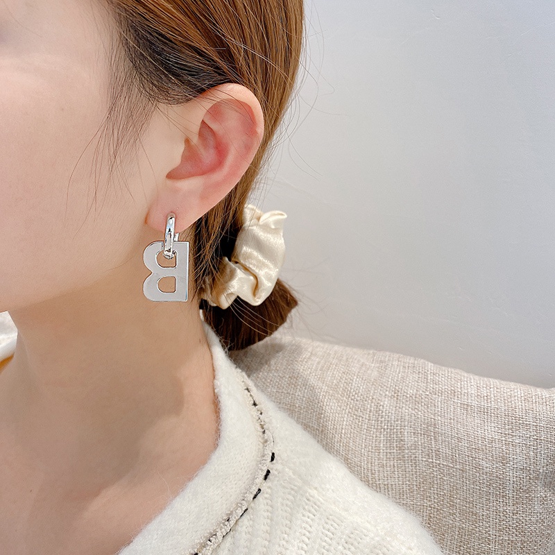 Anting Tusuk Bentuk B Trendy Untuk Wanita