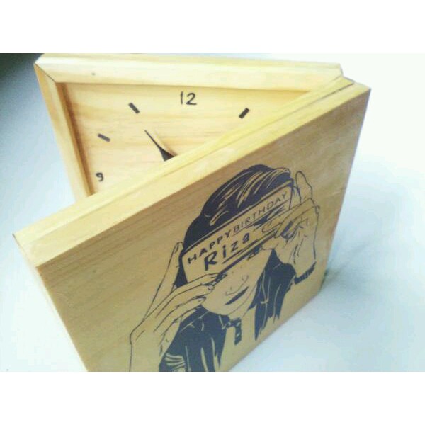 Jam Kayu Sketsa Wajah 3 Sisi