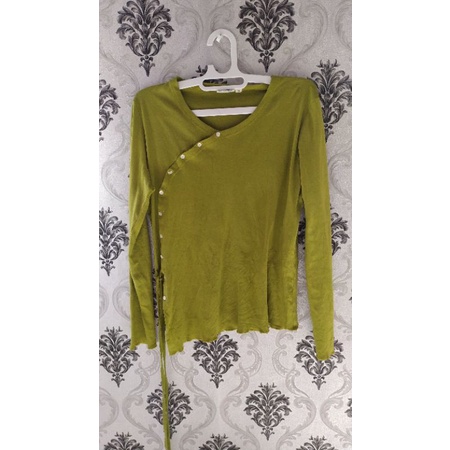 SOLD Kaos lengan panjang wanita bahan super halus dan adem. Warna hijau daun. Like new