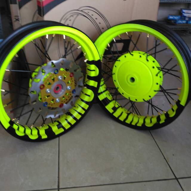 Sepaket velg tulisan Supermoto . untuk semua motor metic ring 14