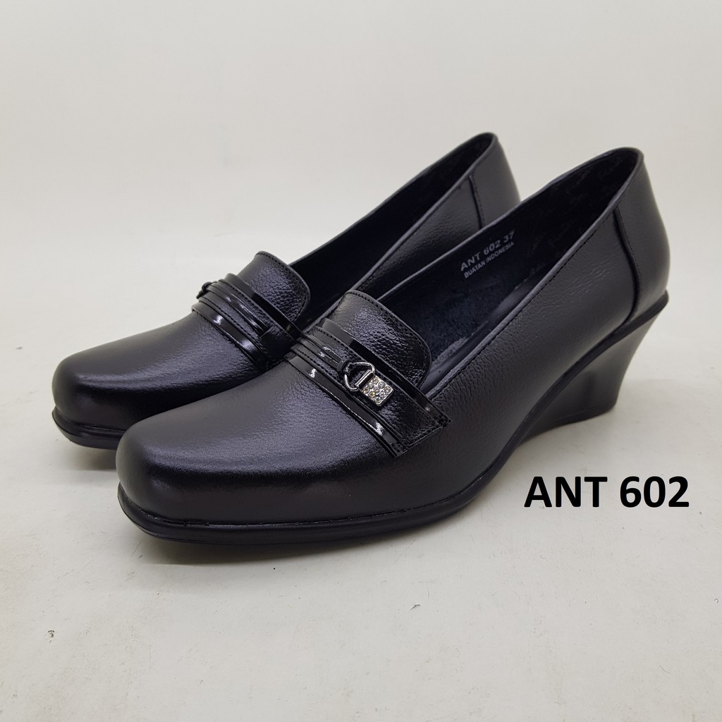 Wedges kulit perempuan Finotti ANT