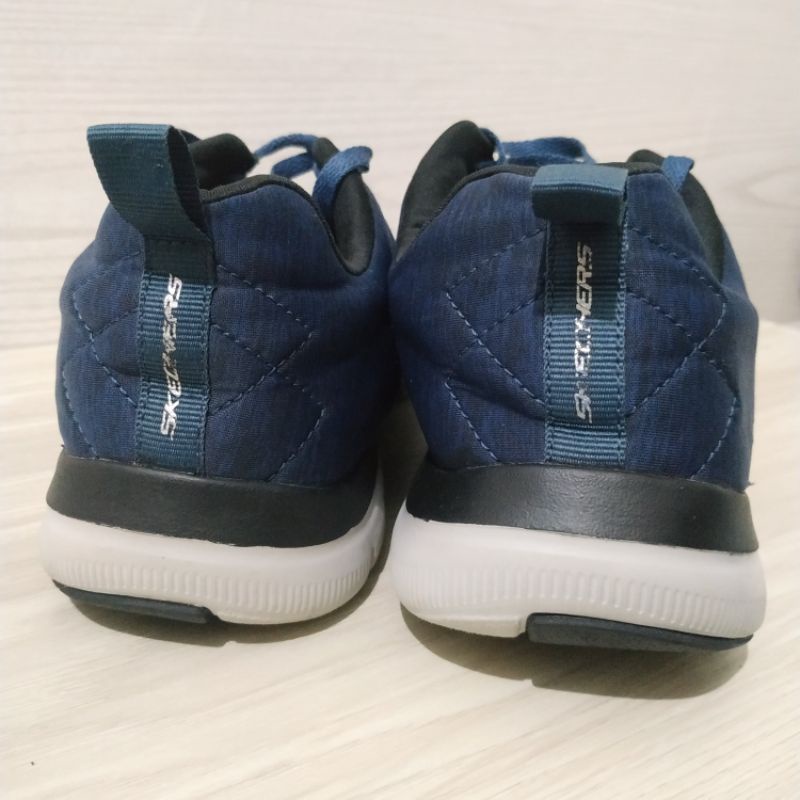 Sepatu Skechers ukuran 42