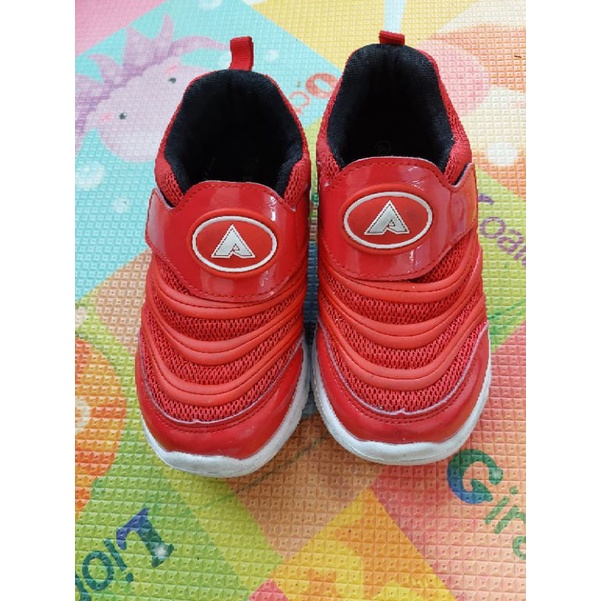 Preloved sepatu anak cowok laki-laki Dan's merah ada lampu