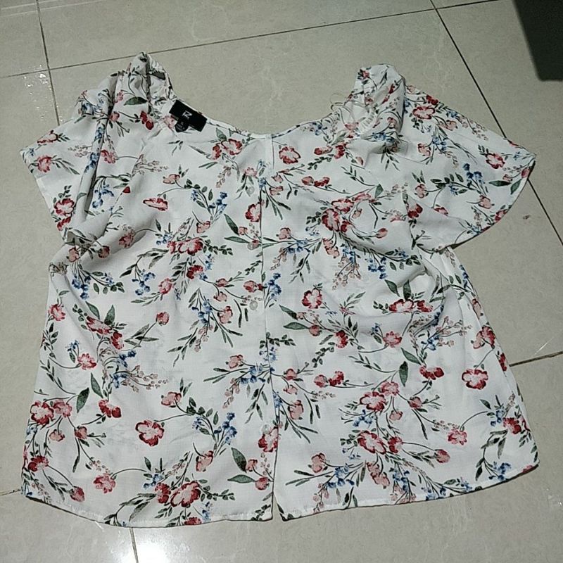 blouse big size iz Byer putih bunga preloved kancing hidup