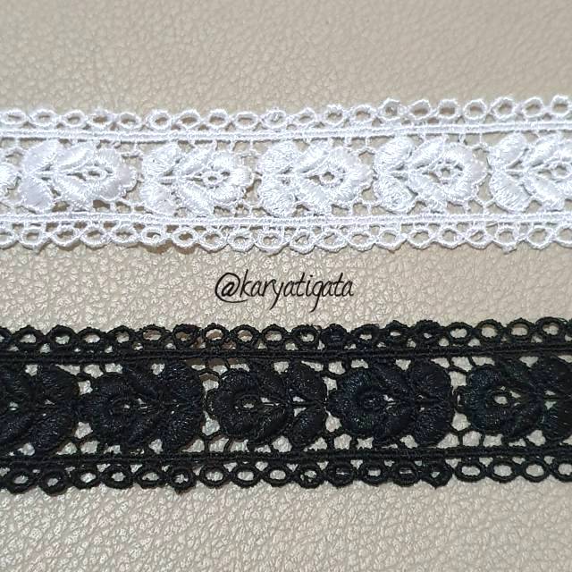 Renda Tengah Giper / Gyper Bordir Motif Bunga Lebar 3,5 cm - Hitam / Putih (15 yard)