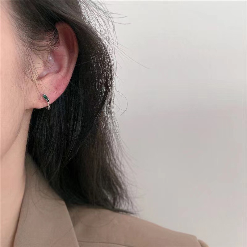 Anting Tusuk Gantung Bahan Sterling Silver 925 Hias Zamrud Ukuran Mini Gaya Korea Untuk Wanita