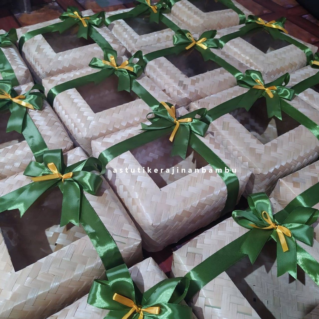 

Sepasang Besek Mika Pita Natural 20 x 20 cm/Besek Hias/Besek Unik/Besek Hampers/Besek Natural/Besek Kain/Besek Bridesmaid