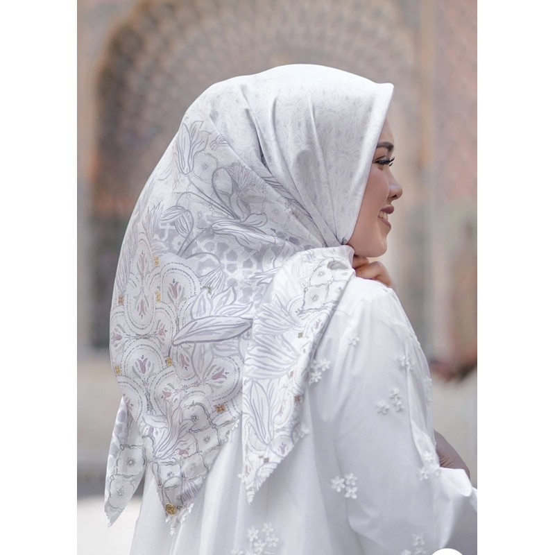 Buttonscarves Maharani white