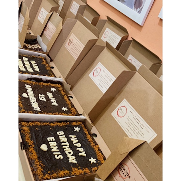 Brownies Bella CUSTOMIZED FUDGY BROWNIES with Personalized Messages II New Year Hampers