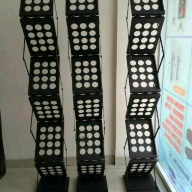 Rak Brosur Lipat 7 Susun Besi Hitam / Rak Brosur Promosi