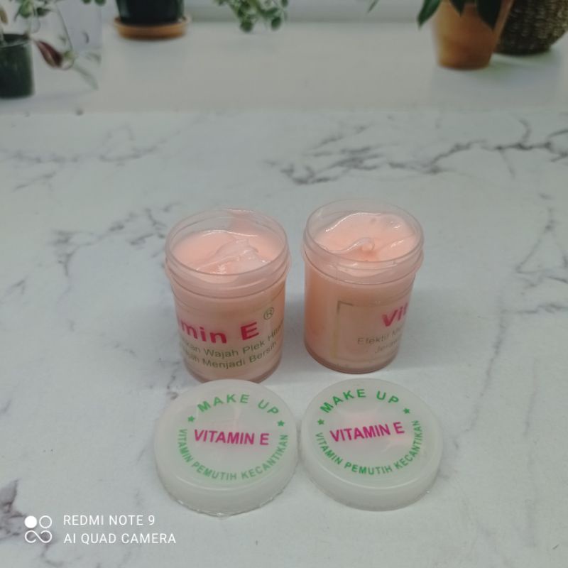ecer CREAM VITAMIN E PEMUTIH DAN ALAS MAKEUP
