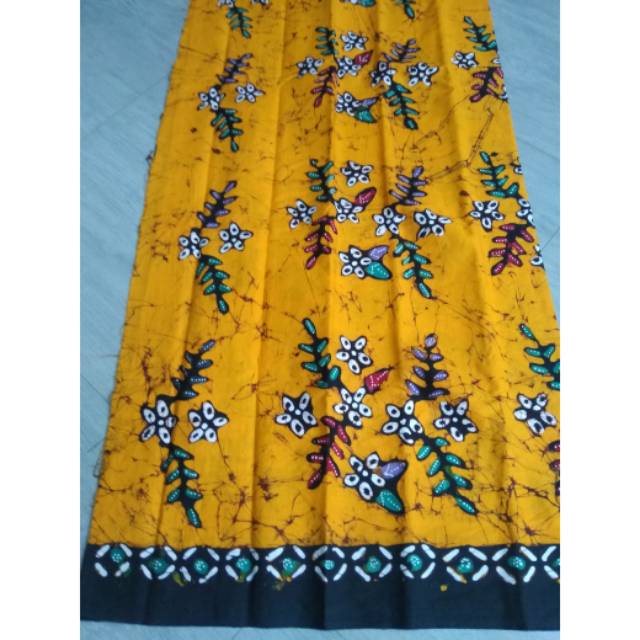 

Batik Tulis Bakaran Warna Kuning Motif Daun Warna Warni