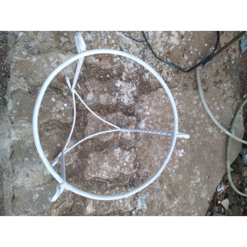 Rak pot besi satu kaki