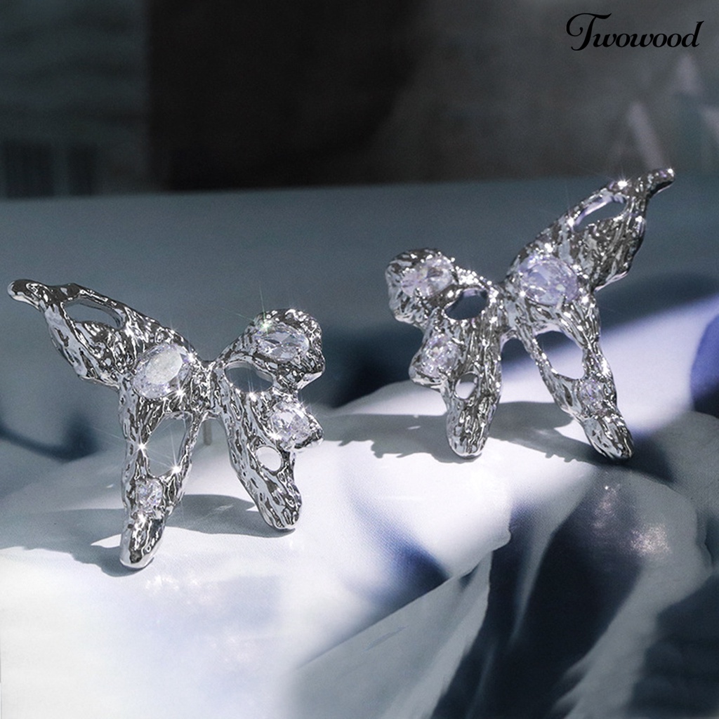 1 Pasang Anting Stud Desain Kupu-Kupu Aksen Berlian Imitasi Model Hollow Bahan Metal Untuk Aksesoris