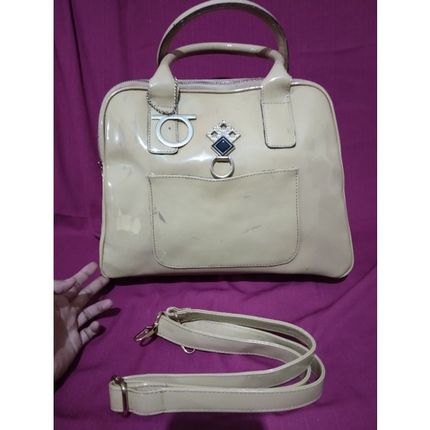 tas sling glossy cream preloved