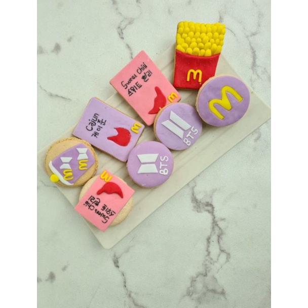 

BTS & BTS MEAL COOKIES/MACARONS THEME